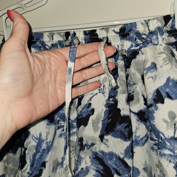 NWT Abaadlw Blue & White Flouncy Floral Skirt (XXL) - Picture 2 of 7
